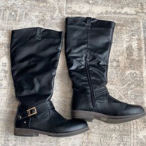 Faux leather black boots with gold details